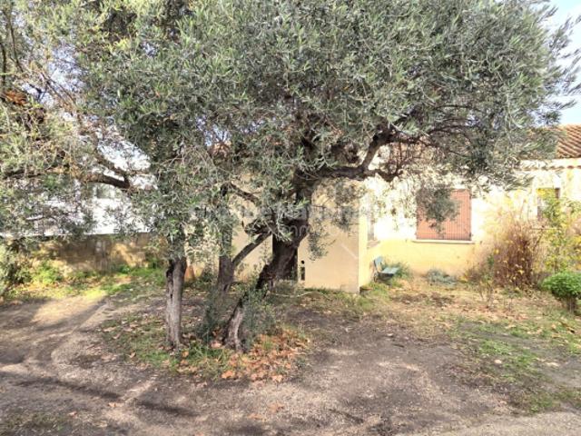 MARTIGUES! Proche centre ville et port, maison de type 4 de 90 m² avec terrasse,garage attenant de 33 m² avec mezzanine et cave de 20 m², abris voiture sur 787 m² de terrain!