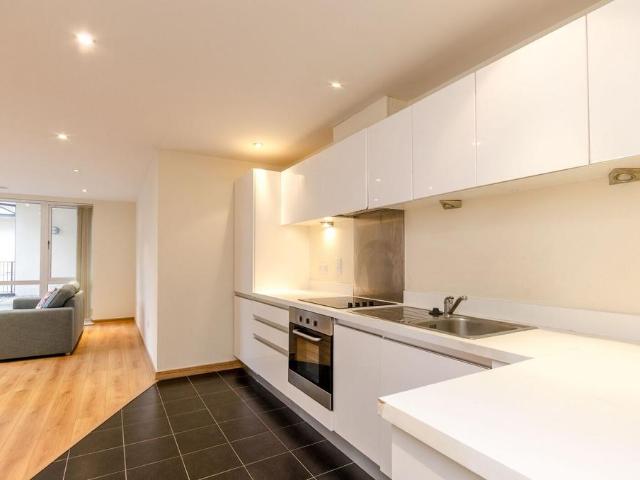 Martyr Road, Guildford, GU1 2 bed flat to rent £2,250 pcm £519 pw