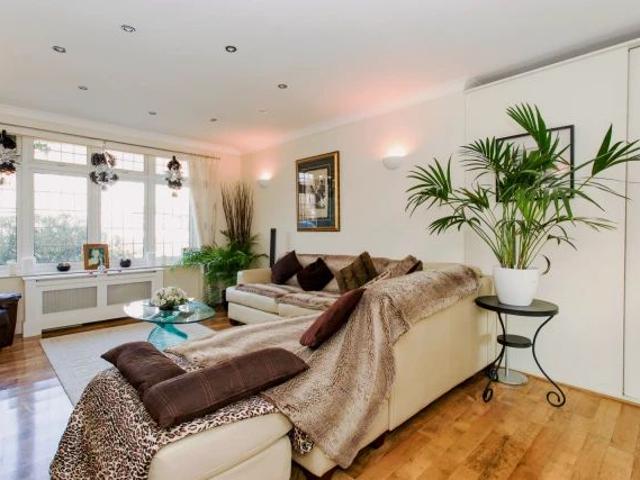 Marvellous double bedroom located in suburban Barkingside