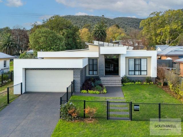 Marvellous East Tamworth Entertainer with Pool & Shed