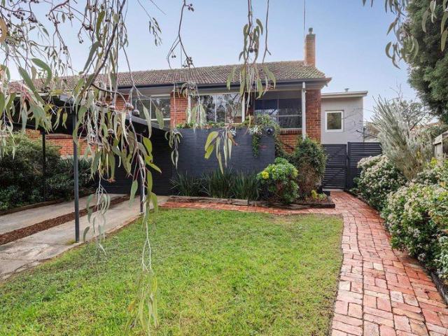 Marvellous three bedroom home in a leafy cul de sac locale