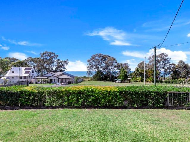 Marvelous Outlook, Tidy Water Facing Home