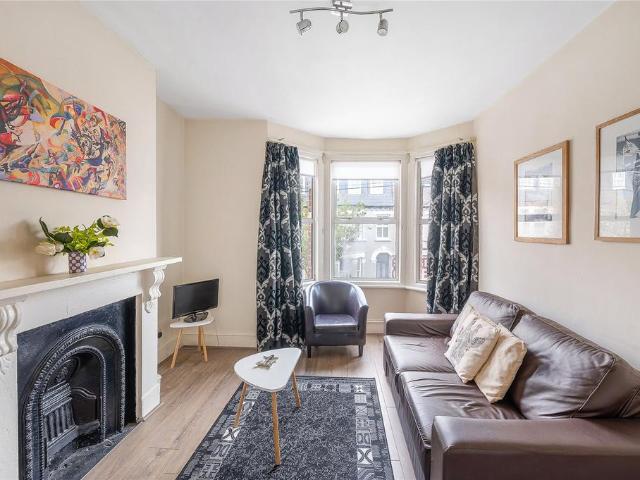 Marville Road, Fulham, London, SW6 2 bed flat to rent £3,250 pcm £750 pw