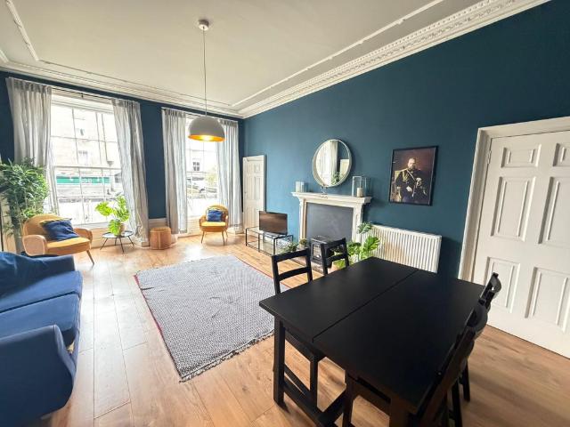 Mary's Place, Stockbridge, Edinburgh. 2 bed flat to rent £1,995 pcm £460 pw