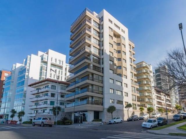 Departamento en alquiler temporario, 3 ambientes con 2 cocheras, vista al mar y a Playa Grande