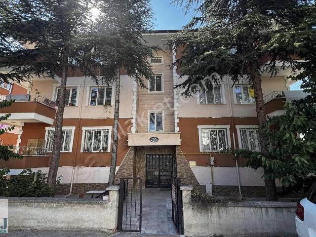 Maraşalfevzi Çakmak Mahallesi Ara Kat 3+1 Kiralık