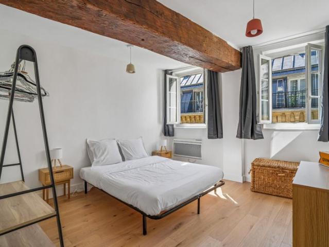 Marais / rue Quincampoix 2 bedrooms with terrace