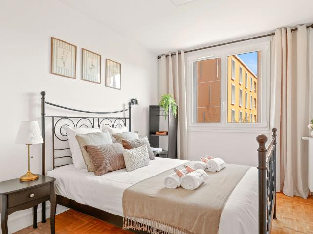 Marat Suite: Cozy with a Balcony • Near Paris