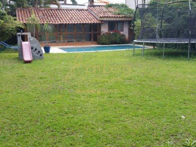 Maravilhorsa, em L com portas balcão voltado para um belo jardim e piscina