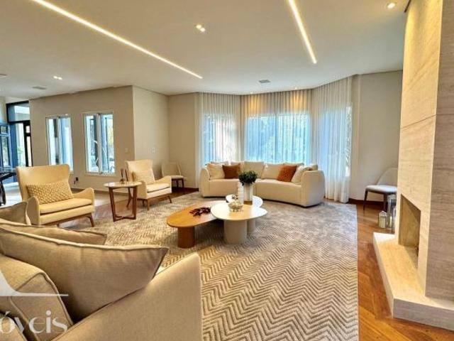 MARAVILHOSA CASA COM 5 SUÍTES, MOBILIADA E DECORADA