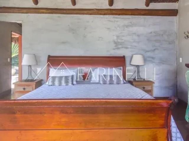 Maravilhosa casa com pé na areia e vista deslumbrante no condomínio Caieirinha