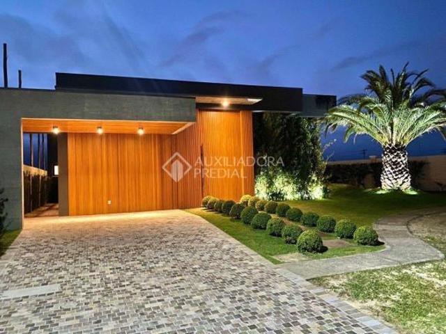 MARAVILHOSA CASA EM CONDOMÍNIO COM 04 SUÍTES
