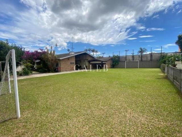 Maravilhosa casa térrea com excelente localização! Piscina, campo de futebol e sauna num terreno de