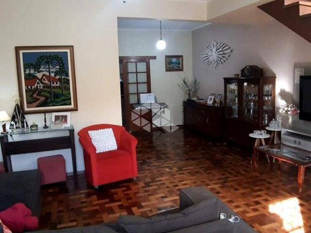 Maravilhosa Casa 3 dormitórios com piscina