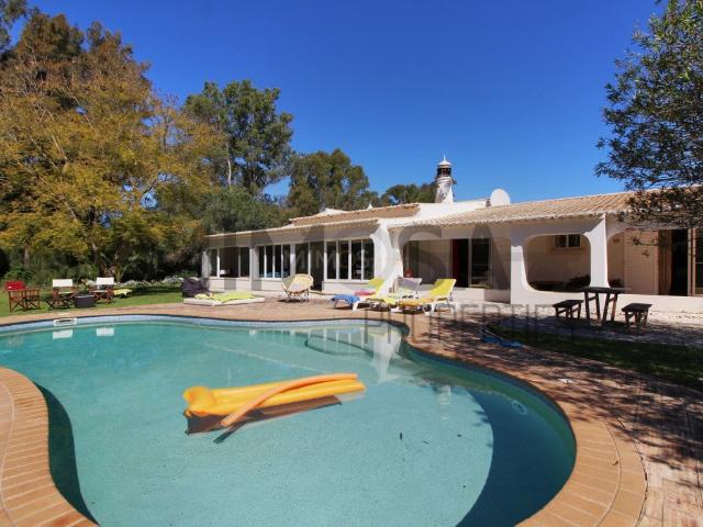 Maravilhosa moradia T5 com piscina situada no Penina Golf Re. 300m² Alvor