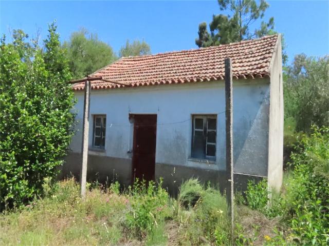 Maravilhosa quinta com uma área de 13.000 m2 confinante com uma ribeira e dois edifícios para renovar, com título urbanístico