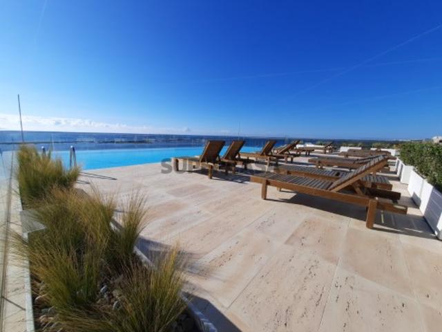 Maravilhoso T2 com vista mar e piscinas uma aquecida, box e lugar de garagem