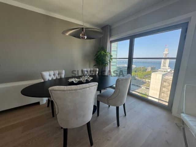 Apartamento T2 com vista rio para venda no Parque das Nações