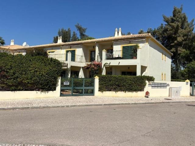 Maravilhoso apartamento T2, com piscina e garagem em Vilamou. 93m² Quarteira