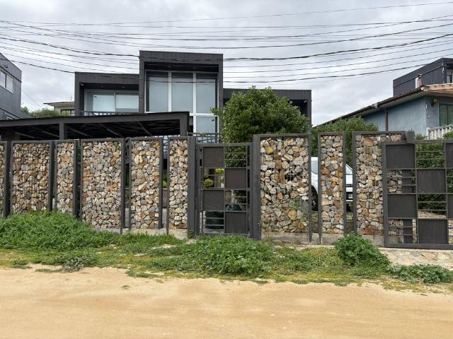 LINDA, AMPLIA Y MODERNA CASA FRENTE AL MAR