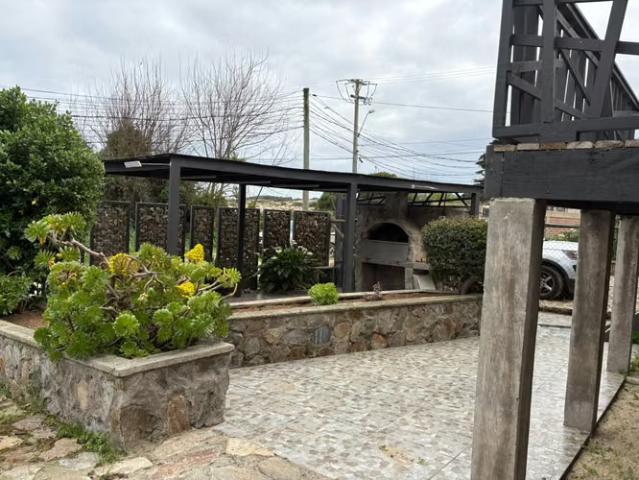 Linda, amplia y moderna casa frente al mar | 4 dormitorios por 185000. 00 en El Tabo