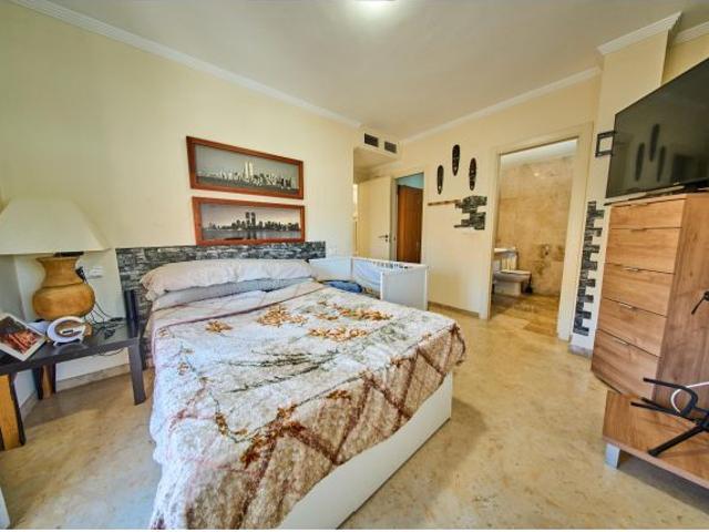 Maravillosa Casa Pareada en Loma Linda con 6 habitaciones y Piscina!