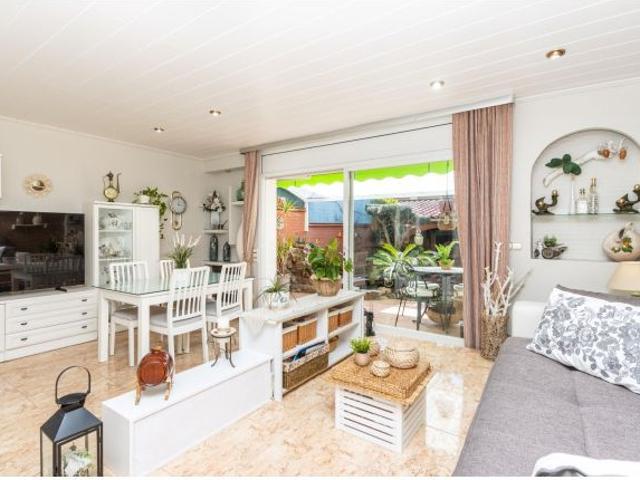 MARAVILLOSA CASA UNIFAMILIAR ADOSADA CON ESPECTACULAR JARDÍN Y GARAJE PRIVADO EN TERRASSA