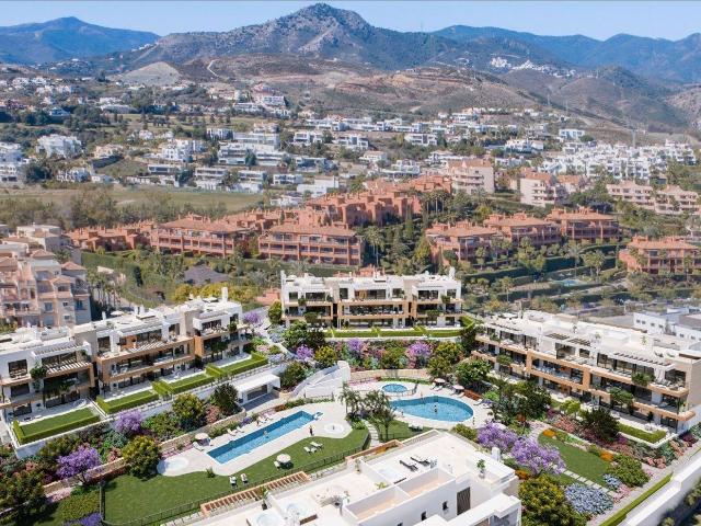 Maravilloso apartamento de tres dormitorios y dos cuartos de. 150m² Estepona