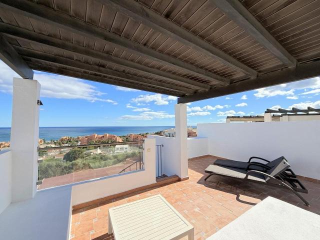 Maravilloso ático con solárium y vistas panorámicas al mar e. 80m² La Duquesa