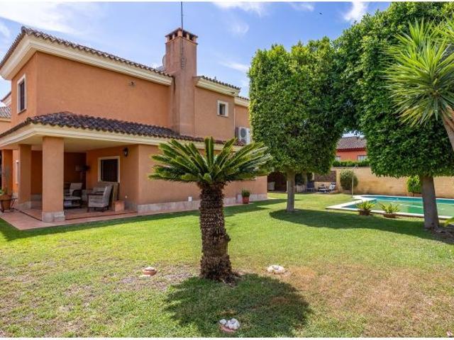 MARAVILLOSO CHALET INDEPENDIENTE CON PISCINA
