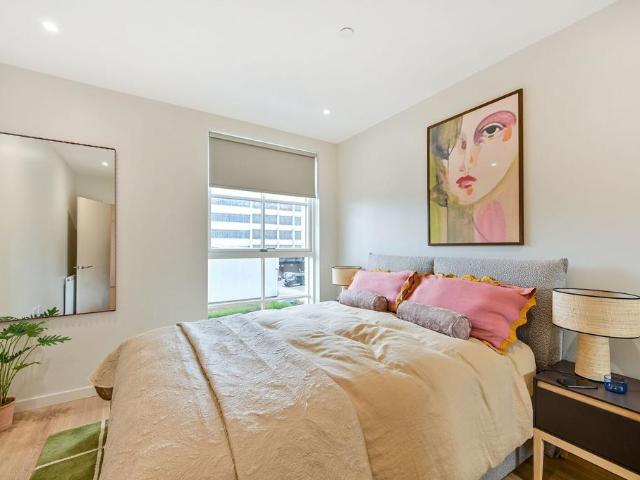 Marble House, Hayes and Harlington. 3 bed flat to rent £2,995 pcm £691 pw