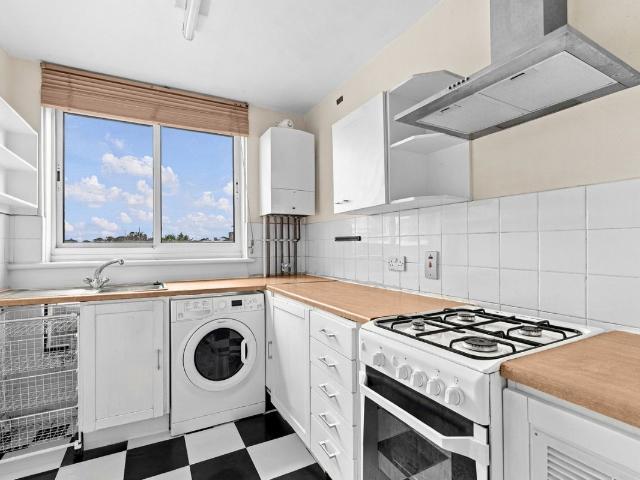 March Court, Warwick Drive SW15, 2 bed flat to rent, £2,100 pcm | PrimeLocation