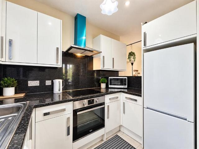 Marchside Close, Heston TW5 2 bed apartment to rent £1,650 pcm £381 pw