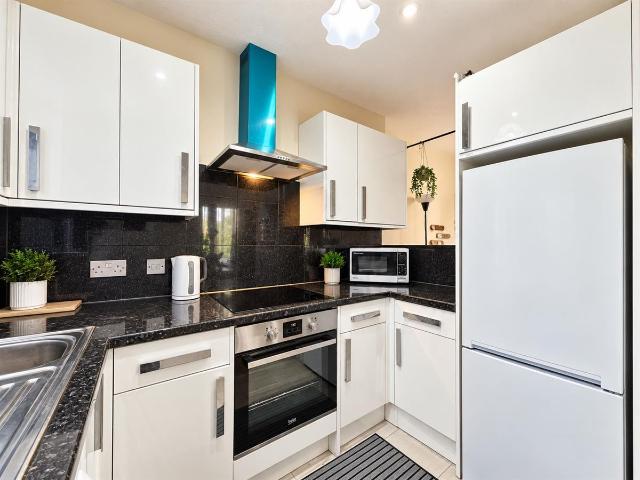 Marchside Close, Heston TW5, 2 bed flat to rent, £1,650 pcm | PrimeLocation