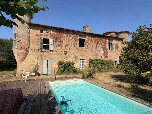 MARCIAC 32: ancienne SEIGNEURIE avec BEAU CHATEAU XIV sur 3,5ha, cachée, au bout du chemin, sans voisin, en campagne, 500m2 habitables, piscine chauffée, découvrez les riches heures des seigneurs