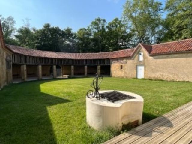 MARCIAC 32: Beau CHATEAU dominant sur 8ha ideal accueil public, EVENEMENTIEL, résidence séniors, communauté, habitat partagé
