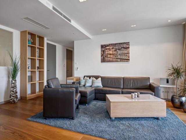 Marco Polo Tower Apartment with Harbor View in Hamburg Hafencity, 94 m²