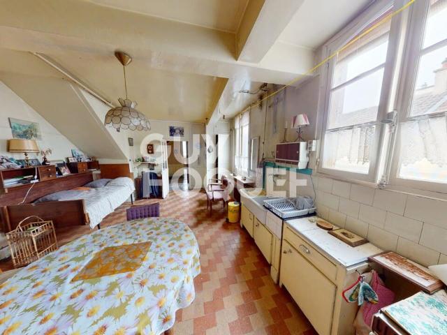 Mardeuil 51530: Ensemble immobilier à rénover avec maison, cave, jardin, garages et dépendances