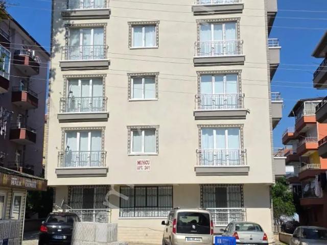 Mareşal Çakmak Mahallesinde 3+1 Satılık Ara Katta Asansörlü 9 Yıllık Daire