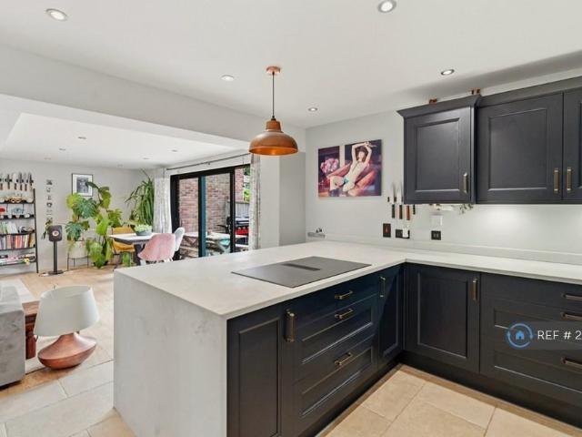 Margaret Close, Norwich, NR6 3 bed semi detached house to rent £2,450 pcm £565 pw