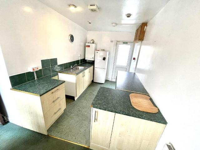 Margaret Street, Mountain Ash CF45 3 bed flat to rent £750 pcm £173 pw