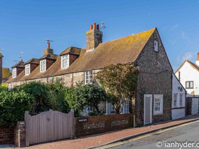 Margos Mews, High Street, Rottingdean. 2 bed cottage to rent £1,550 pcm £358 pw