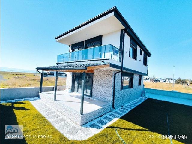 MARİNADAN KÖŞE KONUMLU MÜSTAKİL BAHÇELİ LÜKS VİLLALAR DENİZE 200 METRE