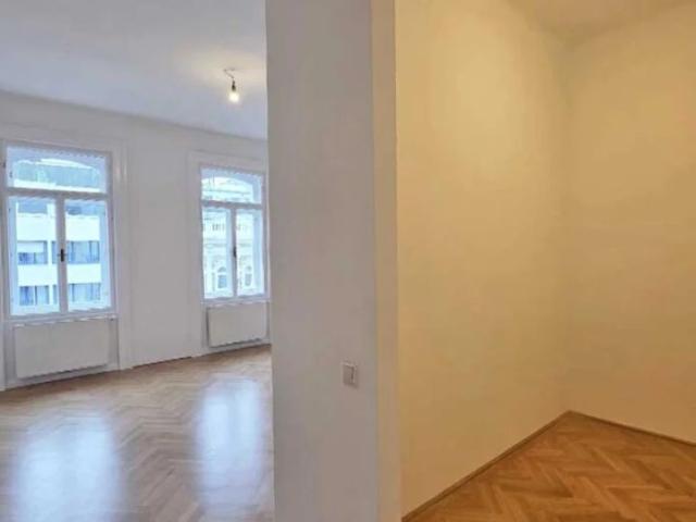 MARIAHILFER STRASSE | 3 Zimmer Altbauwohnung mit Balkon | U3 Zieglergasse | barrierefreier Lift