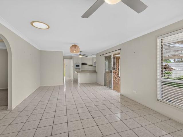 MARIDALE PARK Family Home with Multiple living spaces and air conditioning