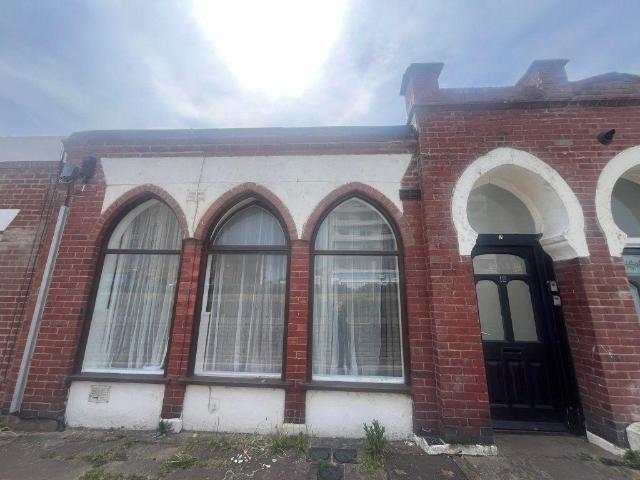 Marina Arcade, Bexhill on Sea Studio to rent £800 pcm £185 pw