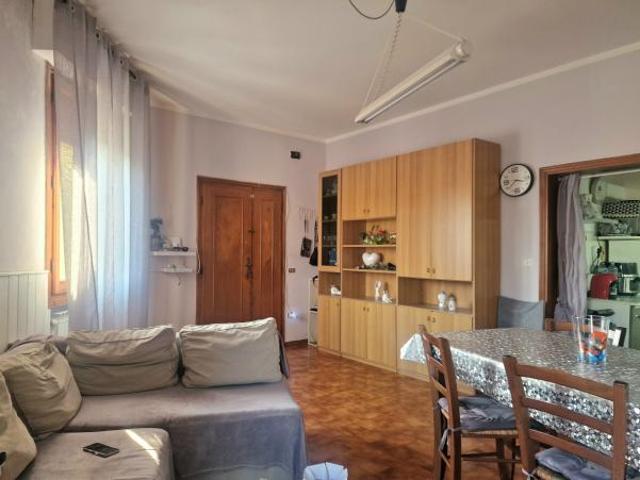 MARINA DI MASSA, a 900 m dal mare, vendesi appartamento al primo piano composto da soggiorno, cucinotto, disimpegno, due camere, bagno, ripostiglio e