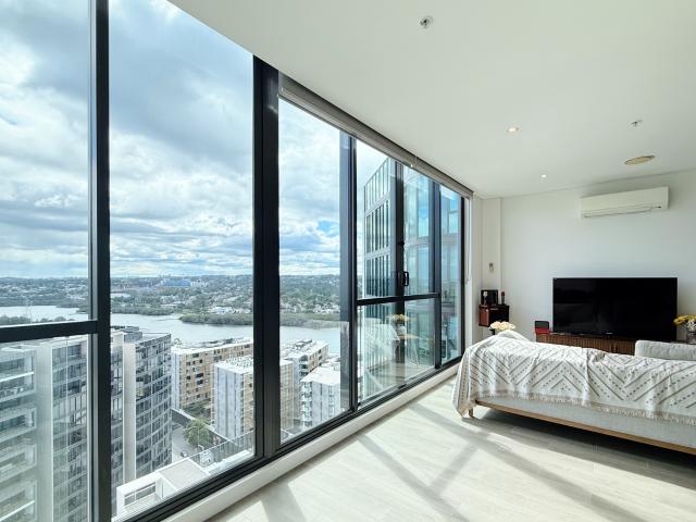 Marina Square UNFURNISHED 2 bedroom 2 bathroom 1 carpark space | High level with stunning water view & Spacious winter garden