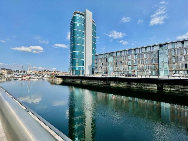 Marina Point East, Chatham, ME4 2 bed flat to rent £1,500 pcm £346 pw