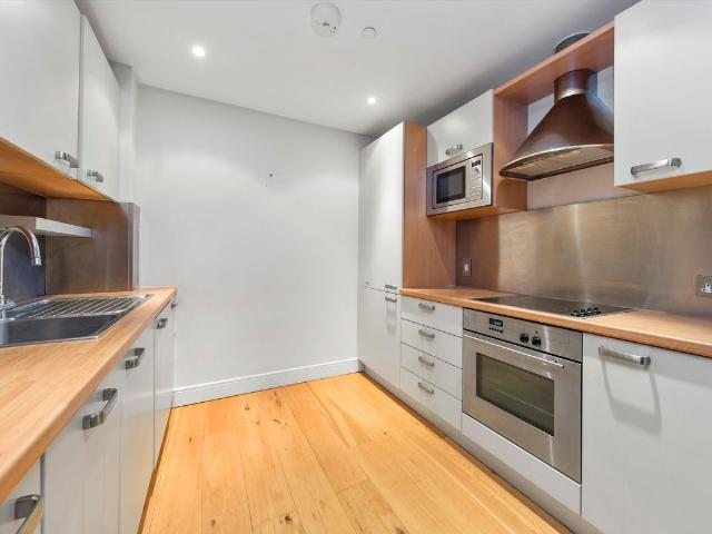 Marina Place, Hampton Wick, Kingston Upon Thames, Surrey KT1 2 bed flat to rent, £3,000 pcm | PrimeLocation